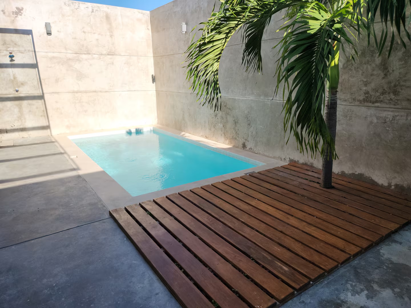 Alberca privada con deck de madera del condominio en la Zona Dorada de Mazatlán