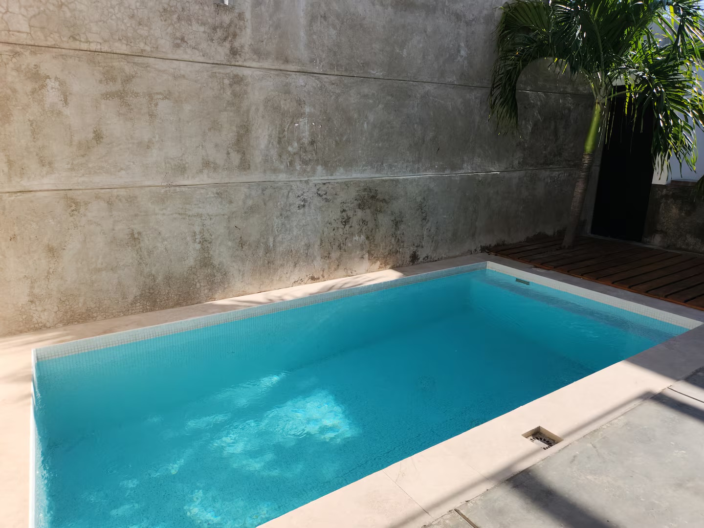 Alberca privada de agua turquesa en el patio