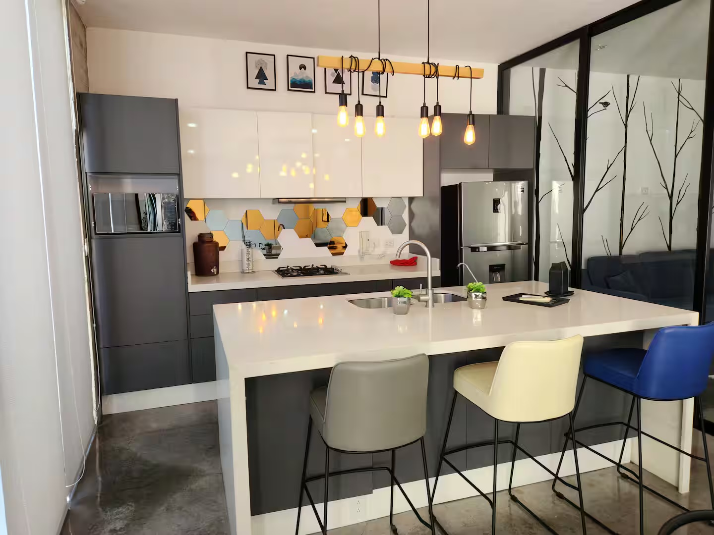 Cocina equipada con barra y bancos