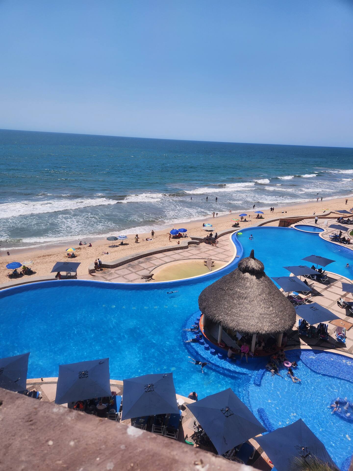 Vista aérea de la alberca, playa y océano