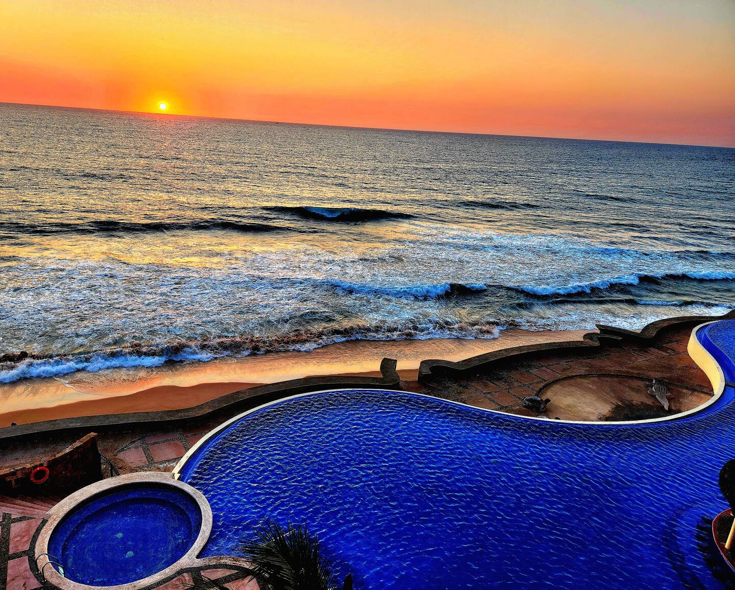 Alberca y jacuzzi frente al mar al atardecer en Mazatlán
