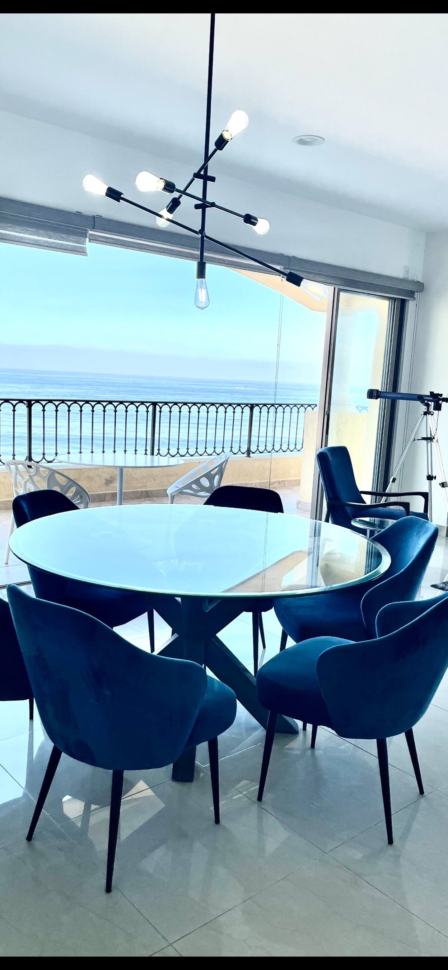 Comedor con mesa redonda y vista panorámica al mar