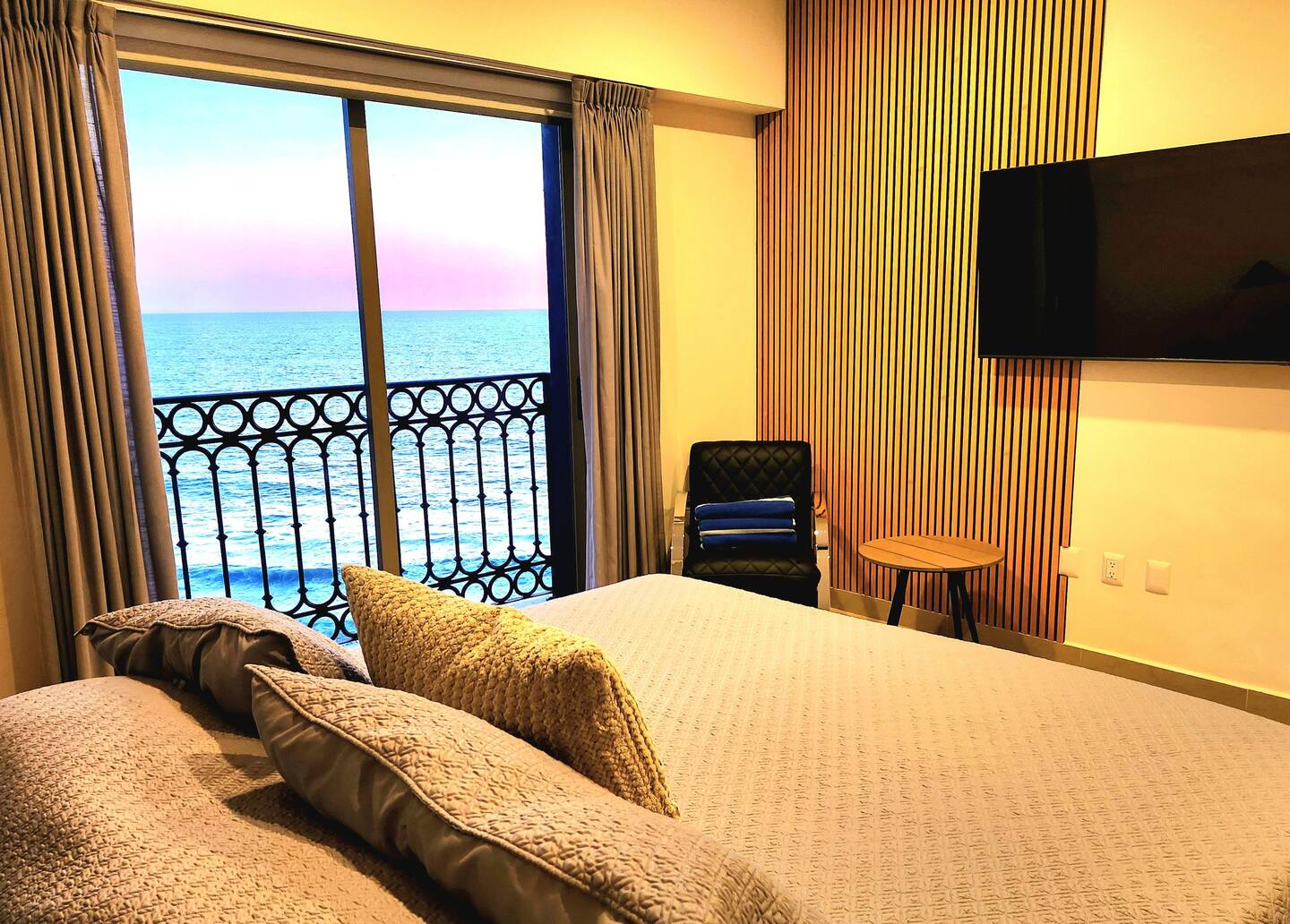 Recámara principal con ventana al mar y balcón